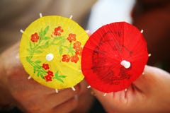 Dekorative Papierregenschirme in den Händen lizenzfreie stockbilder Dekorative Papierregenschirme in den Händen lizenzfreie stockbilder
