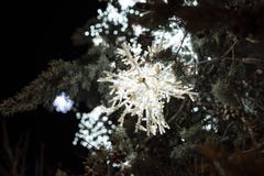 Dekorativer Baum für Weihnachten mit weißen Lichtern und defocused Hintergrund stockfotos Dekorativer Baum für Weihnachten mit weißen Lichtern und defocused Hintergrund stockfotos