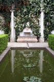 Dekorativer Teich im spanischen Schloss in Sevilla Spanien lizenzfreie stockfotografie Dekorativer Teich im spanischen Schloss in Sevilla Spanien lizenzfreie stockfotografie