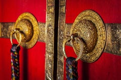Dekorerade dörrhandtag av den tibetana buddistiska kloster arkivbilder Dekorerade dörrhandtag av den tibetana buddistiska kloster arkivbilder