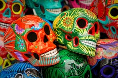 Dekorerade färgrika skallar på marknaden, dag av döda, Mexico royaltyfria foton Dekorerade färgrika skallar på marknaden, dag av döda, Mexico royaltyfria foton