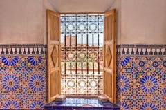 dekorerat morrocan fönster royaltyfri foto dekorerat morrocan fönster royaltyfri foto