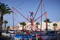 Del Segura, Espagne de Guardamar - 26 juin 2016 : Les enfants en parc d'attractions sautent haut sur le trempoline images stock Del Segura, Espagne de Guardamar - 26 juin 2016 : Les enfants en parc d'attractions sautent haut sur le trempoline images stock