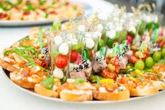 Delicatessen en snacks bij een buffet of een Banket catering stock afbeeldingen Delicatessen en snacks bij een buffet of een Banket catering stock afbeeldingen