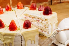 Delicious biscuit cake with fresh strawberries and biscuit cream royalty free stock images Delicious biscuit cake with fresh strawberries and biscuit cream royalty free stock images