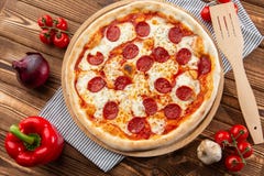 Delicious hot homemade Pepperoni pizza on the wooden table stock photography Delicious hot homemade Pepperoni pizza on the wooden table stock photography