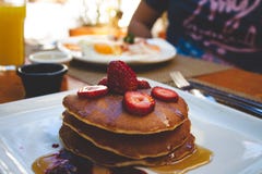 Delicious breakfast of pancakes with syrup and strawberries. stock photography Delicious breakfast of pancakes with syrup and strawberries. stock photography