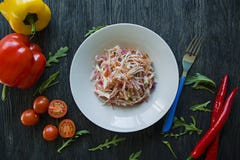 Delikat sallad av vit k?l, mor?tter och spanska peppar dekorerat med gr?splaner och gr?nsaker Veggiematr?tt Riktig n?ring royaltyfria bilder Delikat sallad av vit k?l, mor?tter och spanska peppar dekorerat med gr?splaner och gr?nsaker Veggiematr?tt Riktig n?ring royaltyfria bilder