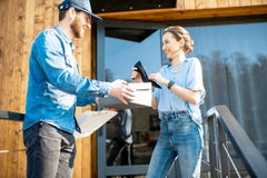 Delivery man bringing shoes to a woman royalty free stock photo Delivery man bringing shoes to a woman royalty free stock photo