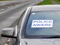 Della polizia del segno finestra informata dentro del veicolo in questione nell'incidente stradale fotografia stock libera da diritti Della polizia del segno finestra informata dentro del veicolo in questione nell'incidente stradale fotografia stock libera da diritti