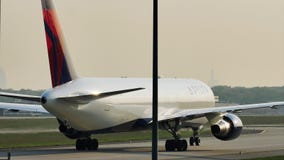 Delta Air Lines acepilla haciendo el taxi en pista en el aeropuerto de Francfort, FRA Delta Air Lines acepilla haciendo el taxi en pista en el aeropuerto de Francfort, FRA