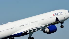 Delta Air Lines sacó del aeropuerto de Schiphol, visión de debajo Delta Air Lines sacó del aeropuerto de Schiphol, visión de debajo