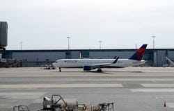 Delta Airlines surfacent juste à gauche le hub après l'embarquement de tous les passagers photo libre de droits Delta Airlines surfacent juste à gauche le hub après l'embarquement de tous les passagers photo libre de droits