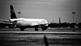 Delta Airlines-vliegtuig op de Zwart-witte baan stock afbeeldingen Delta Airlines-vliegtuig op de Zwart-witte baan stock afbeeldingen