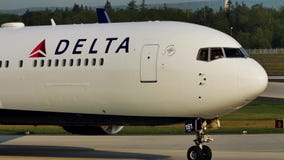 Delta Airlines строгает делающ такси на взлётно-посадочная дорожка в авиапорте Франкфурта, FRA Delta Airlines строгает делающ такси на взлётно-посадочная дорожка в авиапорте Франкфурта, FRA