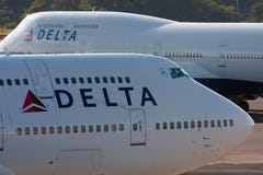 DELTA Boeing 747 en el AEROPUERTO de NARITA fotografía de archivo libre de regalías DELTA Boeing 747 en el AEROPUERTO de NARITA fotografía de archivo libre de regalías