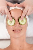 Demande de règlement normale de beauté avec le concombre sur des yeux photo libre de droits Demande de règlement normale de beauté avec le concombre sur des yeux photo libre de droits