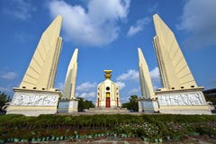 Demokracja zabytek w Bangkok ustawiającym przeciw niebieskiemu niebu zdjęcie stock Demokracja zabytek w Bangkok ustawiającym przeciw niebieskiemu niebu zdjęcie stock