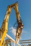 Demolierungszangen auf einem Bagger auf einer Baustelle während der Abbrucharbeiten stockfoto Demolierungszangen auf einem Bagger auf einer Baustelle während der Abbrucharbeiten stockfoto