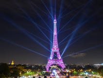 Demostración ligera que sorprende de la torre Eiffel foto de archivo libre de regalías Demostración ligera que sorprende de la torre Eiffel foto de archivo libre de regalías