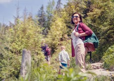 Den aktiva familjen går i bergskog arkivbild Den aktiva familjen går i bergskog arkivbild