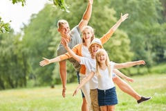 Den aktiva familjen och barn har gyckel tillsammans arkivfoto Den aktiva familjen och barn har gyckel tillsammans arkivfoto