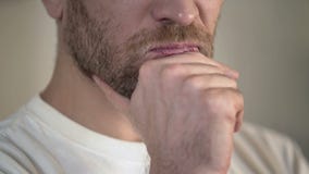 Den allvarliga vuxna mannen med skägggnuggbildhakan och att ha tvivlar och att tänka, närbilden royaltyfria bilder Den allvarliga vuxna mannen med skägggnuggbildhakan och att ha tvivlar och att tänka, närbilden royaltyfria bilder