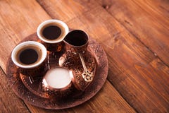 Den antika bronskannan och kaffekoppen ställde in med data i ett magasin I royaltyfri foto Den antika bronskannan och kaffekoppen ställde in med data i ett magasin I royaltyfri foto