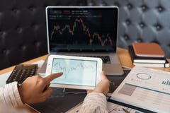 Den arbetande aff?rsmannen av m?klaren eller aff?rsm?n som t?nker om forex p? ?tskilliga datorsk?rmar av aktiemarknaden, invester royaltyfria bilder Den arbetande aff?rsmannen av m?klaren eller aff?rsm?n som t?nker om forex p? ?tskilliga datorsk?rmar av aktiemarknaden, invester royaltyfria bilder