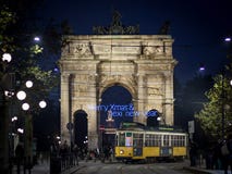 Den Arco dellahastigheten av Milan med ett julmeddelande arkivbilder Den Arco dellahastigheten av Milan med ett julmeddelande arkivbilder