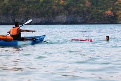 Den asiatiska fadern och dottern ?r undervisa och utbilda den livvakten eller r?ddningsaktionen p? stranden fotografering för bildbyråer Den asiatiska fadern och dottern ?r undervisa och utbilda den livvakten eller r?ddningsaktionen p? stranden fotografering för bildbyråer