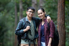 Den asiatiska gruppen av ungdomarsom fotvandrar med vänner, vandrar walkin royaltyfria foton Den asiatiska gruppen av ungdomarsom fotvandrar med vänner, vandrar walkin royaltyfria foton
