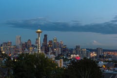Den blåa timmepanoramautsikten av Seattle som är i stadens centrum från Kerry, parkerar royaltyfri bild Den blåa timmepanoramautsikten av Seattle som är i stadens centrum från Kerry, parkerar royaltyfri bild