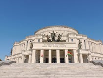 Den Bolshoi teatern av operan och balett i Minsk royaltyfri fotografi Den Bolshoi teatern av operan och balett i Minsk royaltyfri fotografi