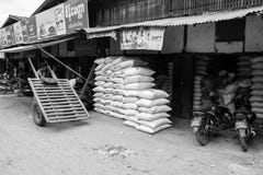 Den Burmese Nyaung-U marknaden, med stannar s?lja olika objekt, n?ra Bagan, Myanmar royaltyfri bild Den Burmese Nyaung-U marknaden, med stannar s?lja olika objekt, n?ra Bagan, Myanmar royaltyfri bild