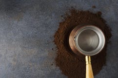 Den bästa sikten av högkaffe, den speciala kaffekrukan på den mörka tabellen i kithcen arkivbilder Den bästa sikten av högkaffe, den speciala kaffekrukan på den mörka tabellen i kithcen arkivbilder