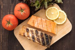Den bästa sikten grillade laxen på skärbräda på träbakgrund arkivfoton Den bästa sikten grillade laxen på skärbräda på träbakgrund arkivfoton