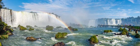 Den Cataratas vattenfallsikten från botten med något vaggar royaltyfria foton Den Cataratas vattenfallsikten från botten med något vaggar royaltyfria foton