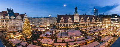 Den centrala fyrkanten av Leipzig, Tyskland, med jul marknadsför arkivfoto Den centrala fyrkanten av Leipzig, Tyskland, med jul marknadsför arkivfoto
