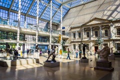 Den Charles Engelhard domstolsikten med massor av besökare i storstads- konstmuseum fotografering för bildbyråer Den Charles Engelhard domstolsikten med massor av besökare i storstads- konstmuseum fotografering för bildbyråer