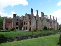 Den Chenies mang?rdsbyggnaden, en Tudor Grade listade jag byggnad, i v?r arkivbilder Den Chenies mang?rdsbyggnaden, en Tudor Grade listade jag byggnad, i v?r arkivbilder