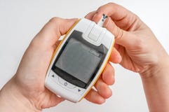 Den diabetiska patienten använder glucometeren för att mäta nivån för blodglukos royaltyfria foton Den diabetiska patienten använder glucometeren för att mäta nivån för blodglukos royaltyfria foton