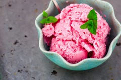 Den djupfrysta jordgubbeyoghurten arkivbild Den djupfrysta jordgubbeyoghurten arkivbild