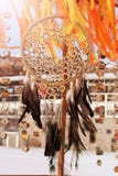Den dröm- stopparen med fjädrar dragar och pryder med pärlor att hänga för rep Handgjorda Dreamcatcher arkivbilder Den dröm- stopparen med fjädrar dragar och pryder med pärlor att hänga för rep Handgjorda Dreamcatcher arkivbilder