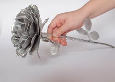 Den f?rfalskade handen steg Rosa handgjort som f?rfalskas fr?n metall p? en vit baksida arkivbilder Den f?rfalskade handen steg Rosa handgjort som f?rfalskas fr?n metall p? en vit baksida arkivbilder