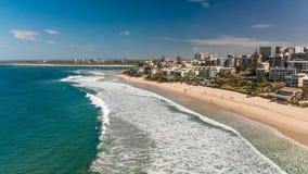 Den flyg- bilden av havvågor på konungar sätter på land, Caloundra stock video Den flyg- bilden av havvågor på konungar sätter på land, Caloundra stock video