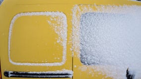Den fryste kompakta gula skåpbilen för bilen täckte snö på vinterdagen Stads- plats av stadsliv i vinter fotografering för bildbyråer Den fryste kompakta gula skåpbilen för bilen täckte snö på vinterdagen Stads- plats av stadsliv i vinter fotografering för bildbyråer