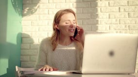 Den funktionsdugliga kvinnan tycker om mobil konversation Gladlynt flicka som arbetar med dokument lager videofilmer Den funktionsdugliga kvinnan tycker om mobil konversation Gladlynt flicka som arbetar med dokument lager videofilmer