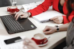 den funktionsdugliga processen Formgivarna arbetar med b?rbara datorn och dokumentation p? det inre projektet arkivfoton den funktionsdugliga processen Formgivarna arbetar med b?rbara datorn och dokumentation p? det inre projektet arkivfoton