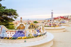 Den färgrika mosaikbänken av parkerar Guell som planläggs av Gaudi, i Barce arkivfoton Den färgrika mosaikbänken av parkerar Guell som planläggs av Gaudi, i Barce arkivfoton